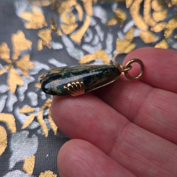 Elegant Ocean Jasper Pendant with 18K Gold – A Natural Beauty - Picture 3 of 7